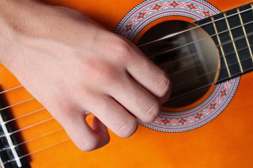 Apprenez à gratter les cordes de votre guitare (avec le pouce puis un  médiator)