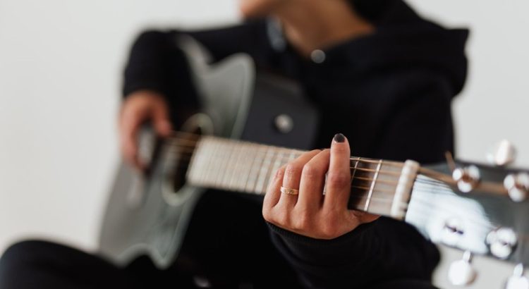 Comment jouer des accords avec une guitare acoustique.